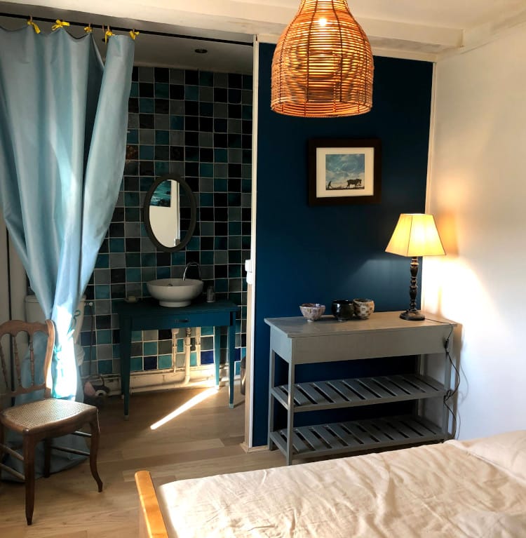 Chambre Azur — chambre double aux tons bleus dans la magnanerie Atelier Ilys — photo 1