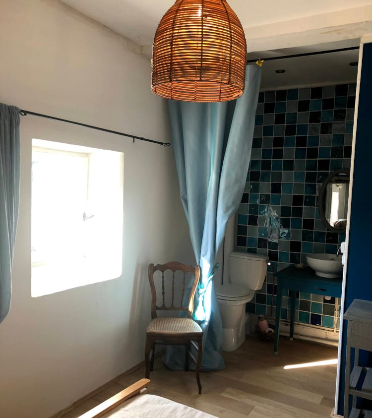 Chambre Azur — chambre double aux tons bleus dans la magnanerie Atelier Ilys — photo 4
